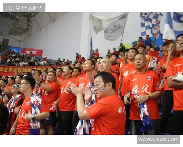 41岁足球球星再度闪耀赛场展现传奇风采赢得球迷无尽掌声