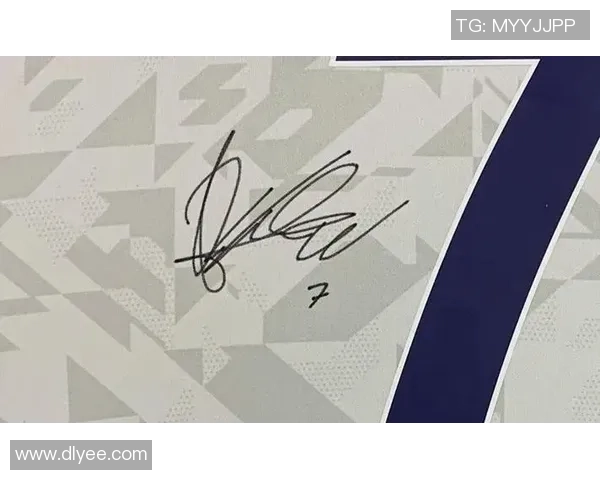 聚焦球星签名球衣足球展现绿茵传奇与荣耀时刻